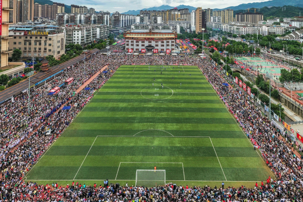 Diplomats unite in Guizhou for cultural tour, soccer showdown